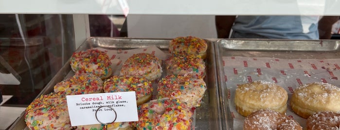 Hero Doughnuts is one of Coffee & Bakeries II ☕️🥐.