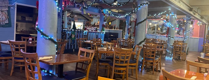Manatee Island Bar and Grill is one of Lugares favoritos de Virginia.