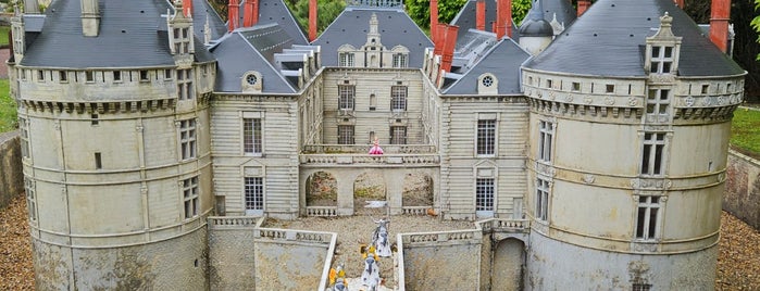 Parc des Mini-Châteaux is one of A visiter.