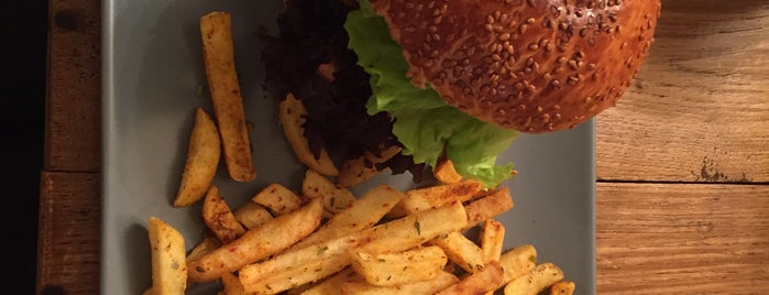 Rikoda Burger & Sandwich is one of Lisinha : понравившиеся места.