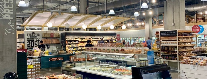 Whole Foods Market is one of Tempat yang Disukai Kasey.