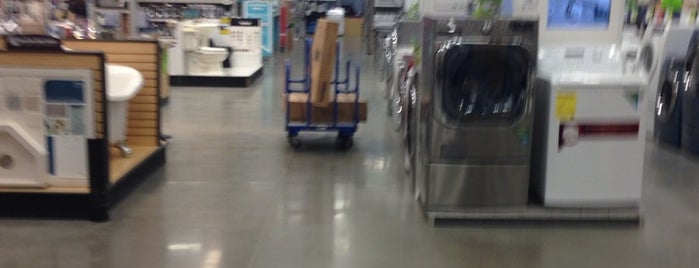 Lowe's is one of Locais curtidos por Jen.