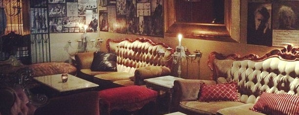 The Alchemist Bar & Cafe is one of สถานที่ที่ Julia ถูกใจ.