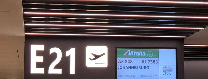 Gate E21 is one of Orte, die Massimo gefallen.