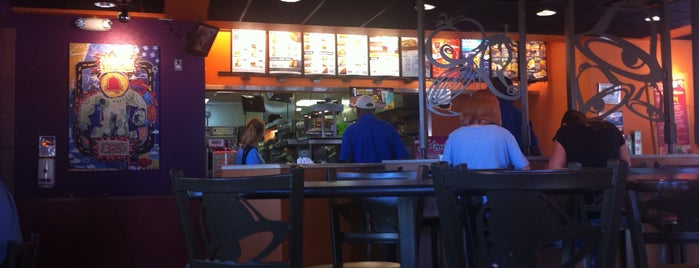 Taco Bell is one of Tempat yang Disukai Del.