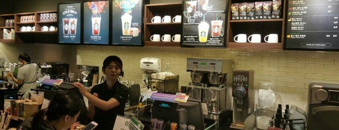 Starbucks is one of Orte, die Soowan gefallen.