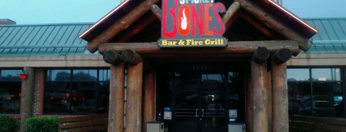 Smokey Bones Bar & Fire Grill is one of Lugares favoritos de Daina.