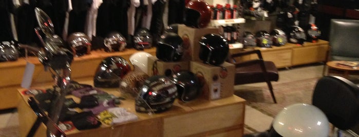 Machina Helmets And Parts is one of Tempat yang Disukai Robson.