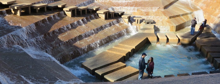 Fort Worth Water Gardens is one of สถานที่ที่ Julia ถูกใจ.