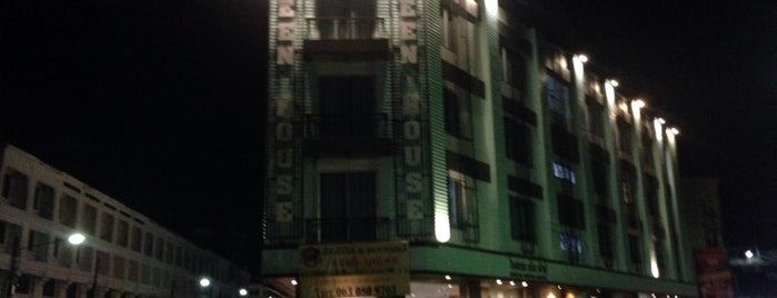 Green House Hotel Krabi is one of สถานที่ที่ Martina ถูกใจ.