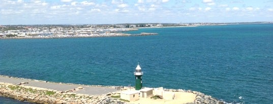 South Mole Lighthouse is one of สถานที่ที่ Meidy ถูกใจ.