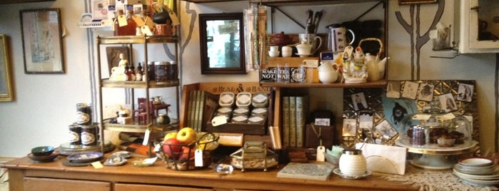 The Random Tea Room is one of Lugares favoritos de Jax.
