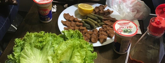 Çiğ Köfteci Sırrı Usta is one of Locais curtidos por Onur.