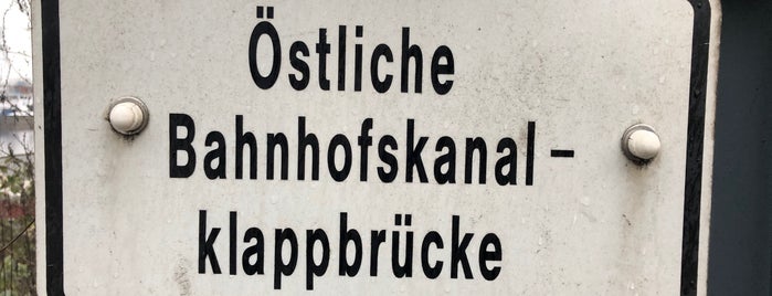 Östliche Bahnhofskanalklappbrücke is one of Hamburg: Brücken.