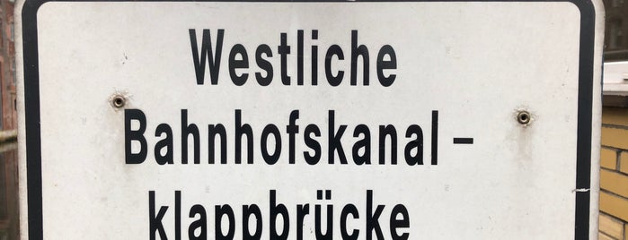 Westliche Bahnhofskanalklappbrücke is one of Hamburg: Brücken.