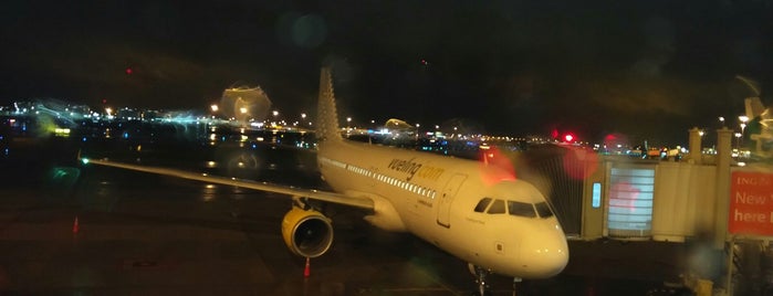 Vueling Airlines Flight VY8404 [AMS - LTN] is one of Tempat yang Disukai Kevin.