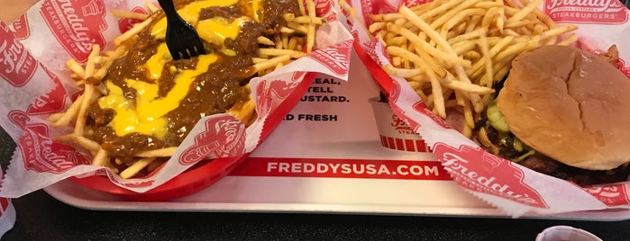 Freddy's Frozen Custard & Steakburger is one of Alejandroさんのお気に入りスポット.