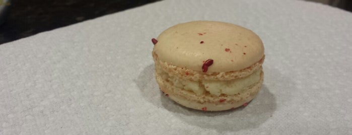 Napolean's Macarons is one of Lieux qui ont plu à Andrew.