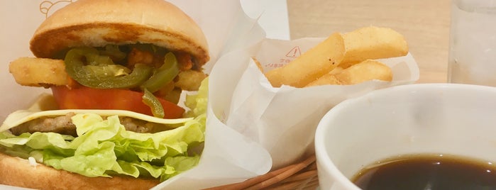 MOS Burger is one of สถานที่ที่ makky ถูกใจ.