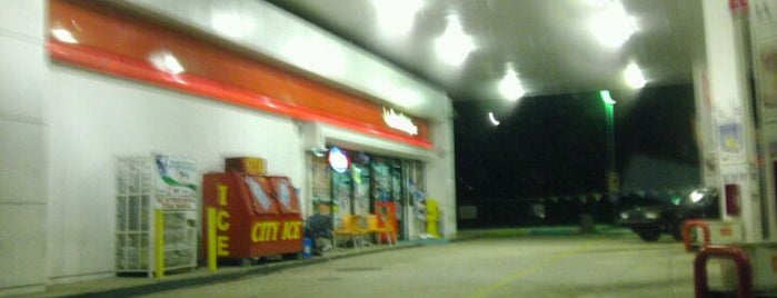 Gasolinera Total is one of Orte, die sinadI gefallen.