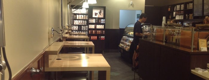 Starbucks is one of Lugares favoritos de jim.