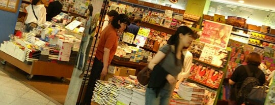 旭屋書店 is one of Lugares favoritos de la_glycine.