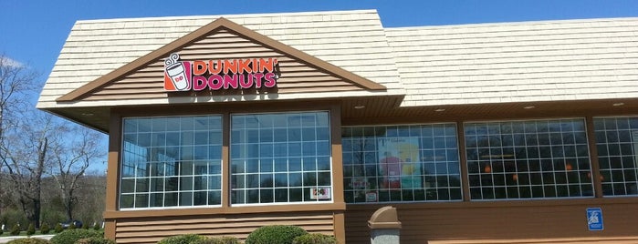 Dunkin' is one of Tempat yang Disukai Lindsaye.