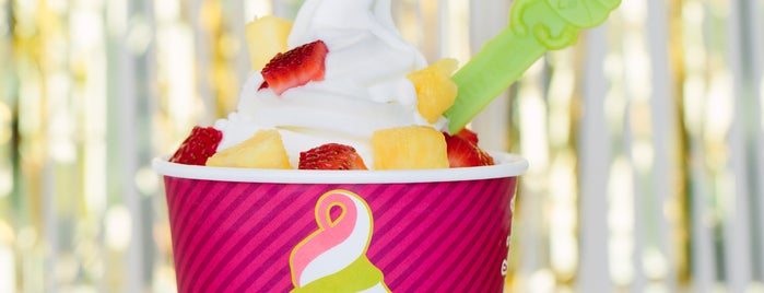 Menchie's is one of Lugares favoritos de Sharon.