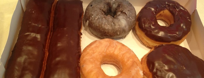 Dunkin' Donuts is one of Posti che sono piaciuti a Abu Lauren.