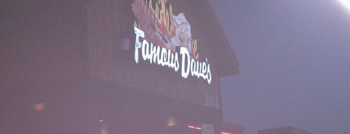 Famous Dave's Bar-B-Que is one of สถานที่ที่ Janice ถูกใจ.