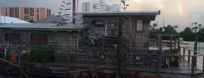 DolphinTale Houseboat Set from Movie is one of Orte, die Justin gefallen.