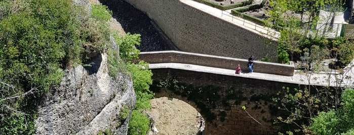 Puente Romano is one of Qué ver en Málaga.