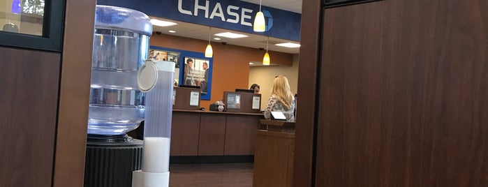 Chase Bank is one of สถานที่ที่ Staci ถูกใจ.