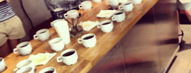 Double B Coffee & Tea is one of Lugares favoritos de Tiffany.
