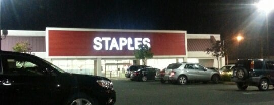 Staples is one of Lugares favoritos de Zachary.