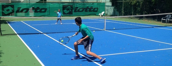 değirmen tenis kortları is one of สถานที่ที่ Theo ถูกใจ.