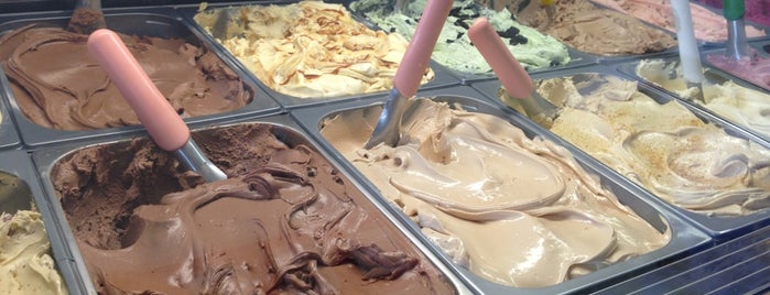 Black Dog Gelato is one of Esra's Saved Places.