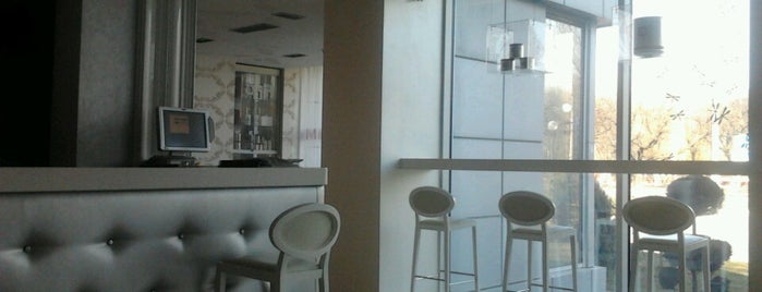 White Cafe is one of Lugares favoritos de Ivan.