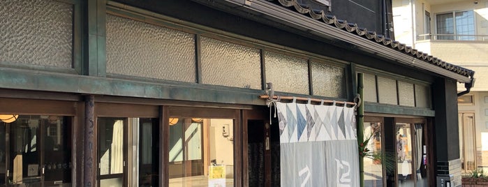 鳥居醤油店 is one of Lieux qui ont plu à Makiko.