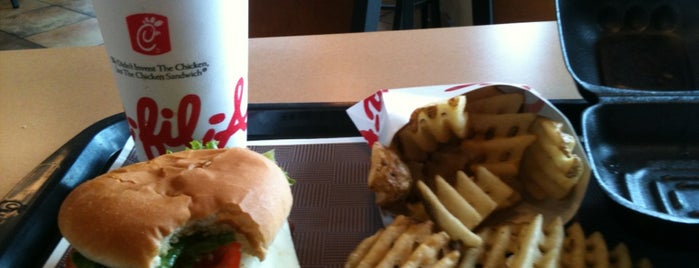 Chick-fil-A is one of Lugares favoritos de Ayana.