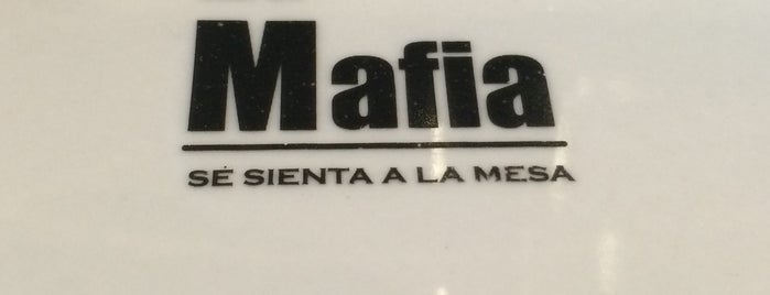 La Mafia se sienta a la mesa is one of 'O Sole Mio.