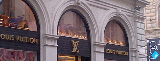 Louis Vuitton is one of สถานที่ที่ funky ถูกใจ.