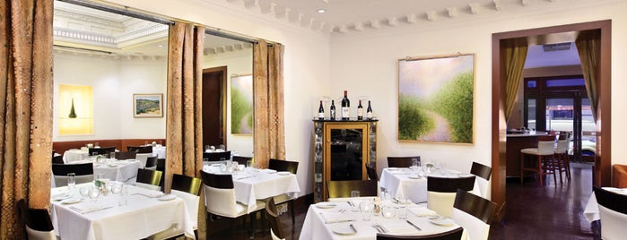 Restaurant Triomphe is one of Locais salvos de Christina.