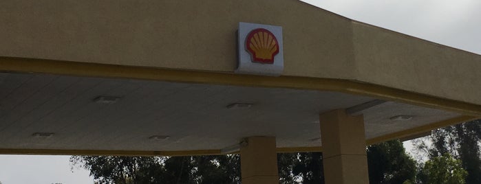 Shell is one of Lieux qui ont plu à Simon.