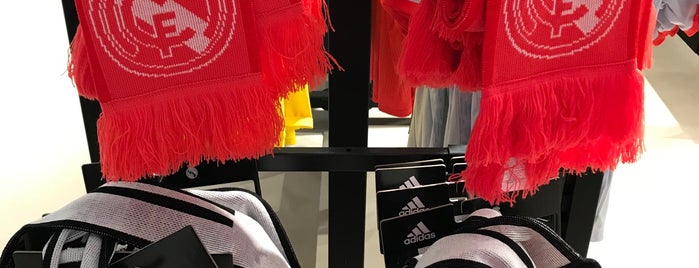 Adidas Outlet Store is one of Posti che sono piaciuti a 🐸Natasa.