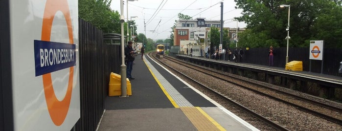 Brondesbury Railway Station (BSY) is one of Lieux qui ont plu à mariza.