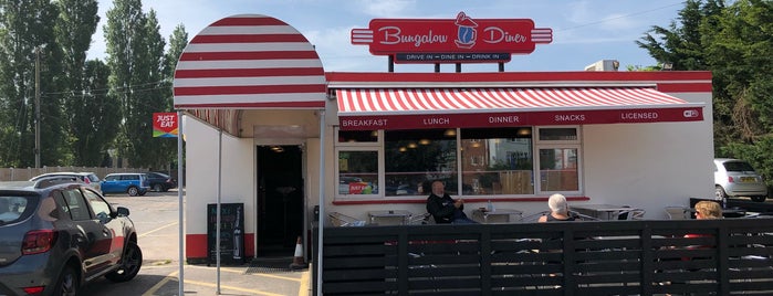 The Bungalow Diner is one of Locais curtidos por Ricardo.