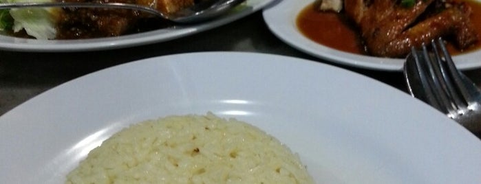 Ipoh Hainan Chicken Rice is one of Jen : понравившиеся места.