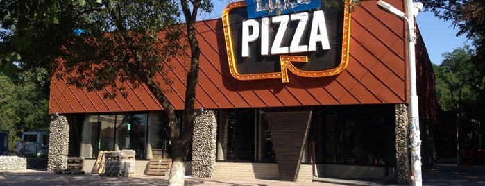 Luka Pizza 01 is one of สถานที่ที่ Maria ถูกใจ.