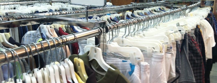 Community Thrift Store is one of สถานที่ที่ Jimmy ถูกใจ.